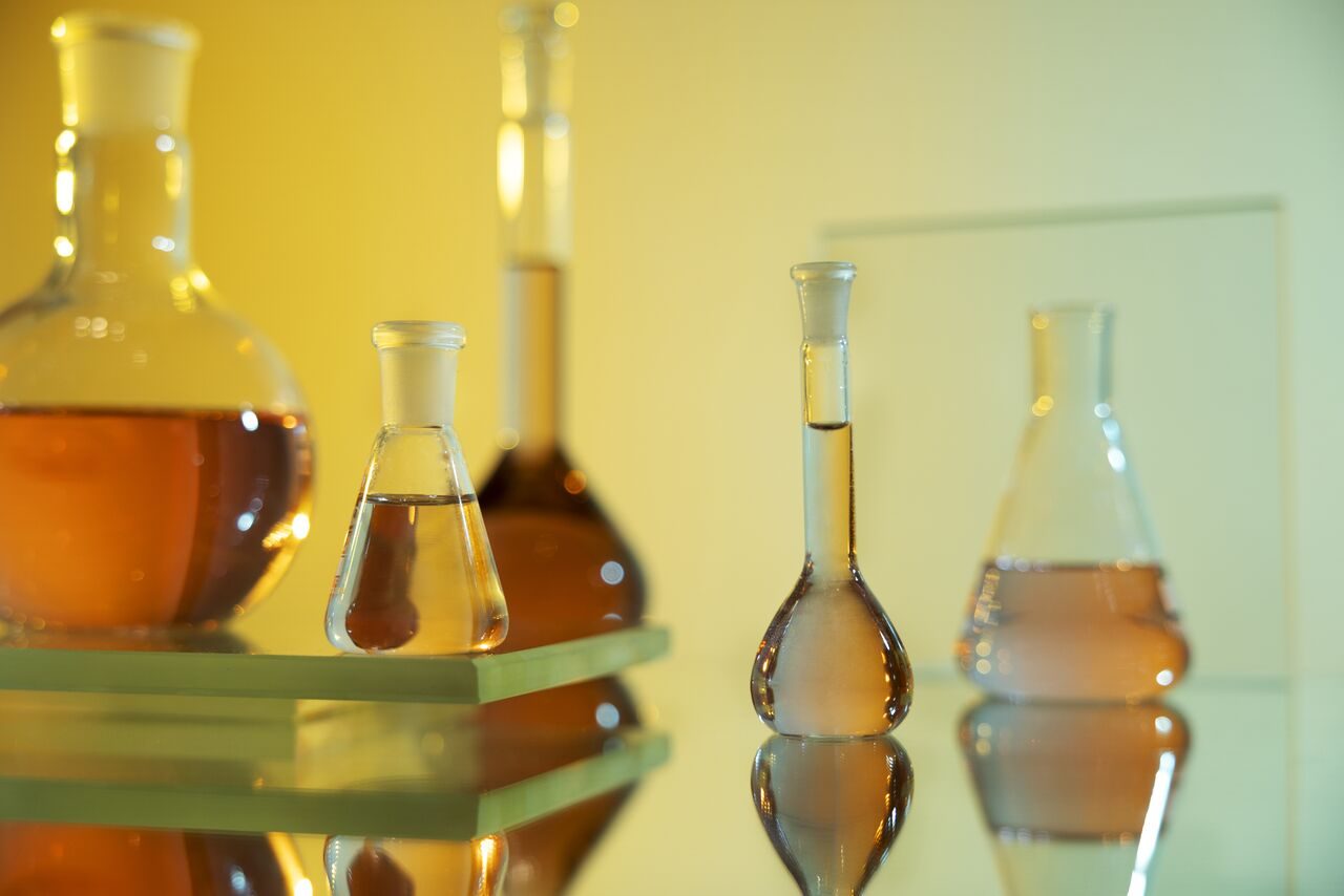 laboratory-glassware-with-orange-liquid-arrangement_537445